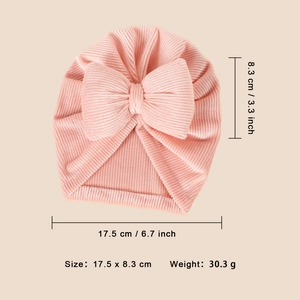 Détail du bonnet turban rose pour bébé à côtes avec grand nœud et dimensions exactes