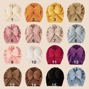 Vue détaillée en grille montrant 16 variantes de couleurs de turbans bébé à nœud
