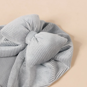 Bonnet turban bleu clair pour bébé avec grand nœud rembourré en velours côtelé doux