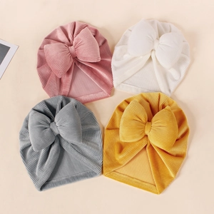 Détail de quatre turbans côtelés pour bébés avec nœuds en rose, blanc, gris et jaune