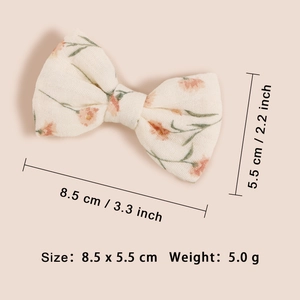 Détail de la barrette à nœud floral en coton montrant la texture et les dimensions