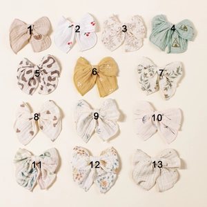 Detailed collection of 13 colorful floral cotton bow hair clips for girls