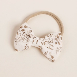 Detailansicht eines Baby-Stirnbands mit Baumwoll-Blumenbogen und weichem Nylonband