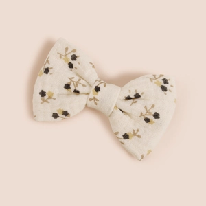 Gros plan détaillé sur la texture du tissu floral en coton du nœud papillon pour enfant