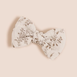 Détail du nœud papillon en coton avec motif floral vintage et texture de tissu naturelle