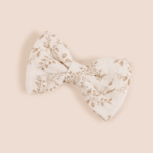 Détail d'un nœud à cheveux en coton floral avec imprimé végétal et texture de tissu