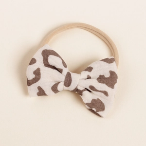 Detail eines Baby-Nylon-Stirnbands mit Baumwollschleife und klassischem Leopardenmuster