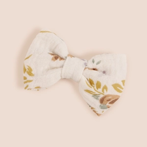 Vue détaillée d'une barrette à nœud en coton fait main avec motif floral et texture douce