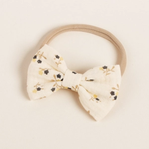 Details der Baumwoll-Schleife mit Blumenmuster und elastischem Nylonband für Babys