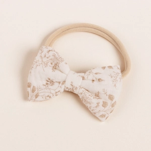 Details der geblümten Baumwollschleife und des weichen Nylon-Haarbandes für Babys