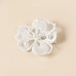 Barrette à cheveux fleur en dentelle blanche avec perles délicates et détails en verre