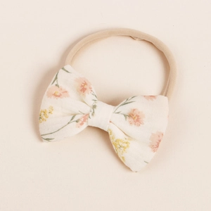 Detail der floralen Baumwollschleife am weichen Nylon Stirnband für Babys
