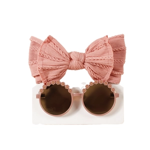 Rosa Baby-Stirnband mit Schleife und passende runde Sonnenbrille mit Blumen-Dekor
