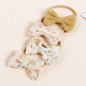 Set mit 4 weichen Nylon-Baby-Stirnbändern und floralen Baumwollschleifen in Pastelltönen