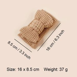 Detail of beige knitted waffle texture bow headband with size 16x8.5cm and weight markings