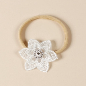 Vue détaillée du bandeau en dentelle blanche brodée avec sangle en nylon souple