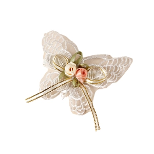 Pince à cheveux papillon en dentelle brodée avec roses en satin et ruban doré décoratif