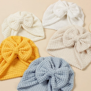 Bonnets turbans tricotés pour bébé avec grands nœuds en cinq couleurs dont blanc et bleu