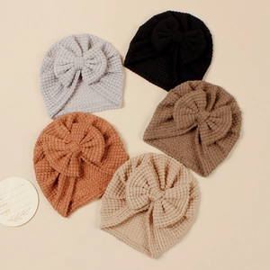 Lot de cinq turbans en tricot pour bébé avec grands nœuds décoratifs en couleurs neutres