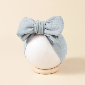 Détail du bandeau élastique à double nœud en jacquard bleu clair pour nouveau-nés