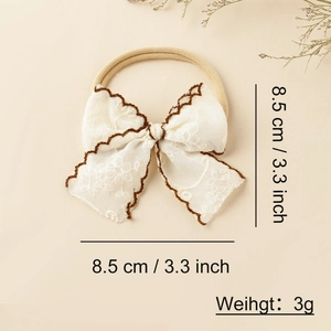 Détail du bandeau en dentelle pour bébé avec dimensions de 8,5 cm et poids de 3g