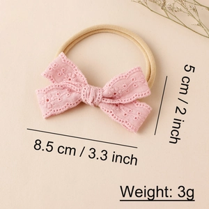 Detail eines rosa Spitzen-Baby-Stirnbandes mit 8,5 cm Maßen und elastischer Gewebestruktur