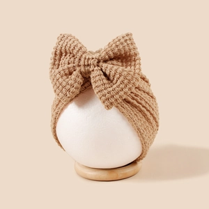 Détails de la maille gaufrée et du nœud papillon du bonnet turban pour bébé kaki