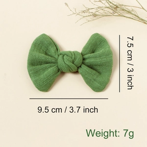 Detail view showing a 9.5cm green linen bow hair clip with specific size measurements