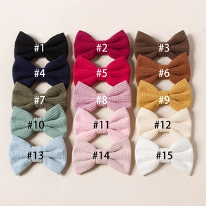 Lot détaillé de 15 barrettes nœuds rayés en tissu gaufré aux couleurs variées pour fille