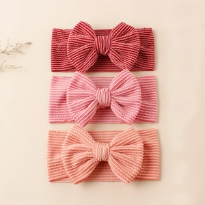 Ensemble de trois bandeaux en tricot avec nœuds pour bébés en rouge, rose et corail