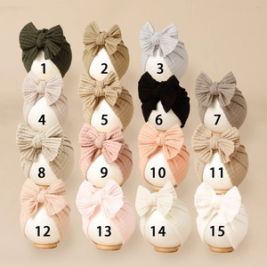 Détails de 15 bonnets pour bébés en tricot gaufré avec nœuds de couleurs variées
