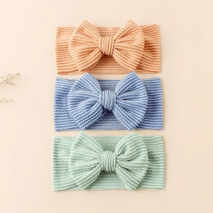 Lot de trois bandeaux pour bébé à fines côtes avec nœuds en corail, bleu et vert menthe