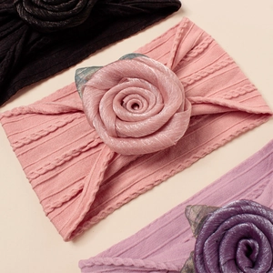 Elastische Jacquard-Nylon-Babystirnbänder mit großen handgemachten Satinrosenblüten