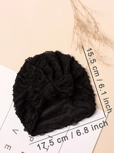 Dettaglio del turbante nero per neonati con fiocco, dimensioni 15,5 cm altezza e 17,5 cm larghezza