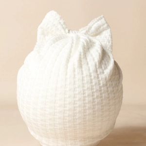 Bonnet blanc pour bébé en tricot gaufré avec oreilles de chat douces et mignonnes