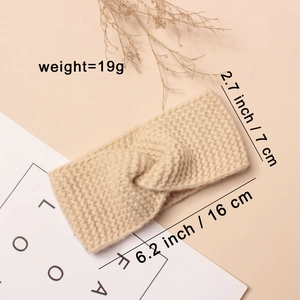 Détail du bandeau en maille beige montrant la texture douce et dimensions 16cm x 7cm