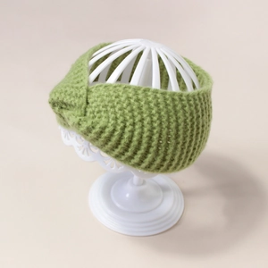 Bandeau croisé en maille vert herbe pour enfant avec nœud torsadé chaud et confortable