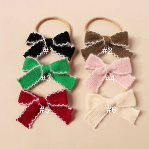 Détail de six bandeaux nœuds en peluche tricotés colorés avec bandes en nylon élastique