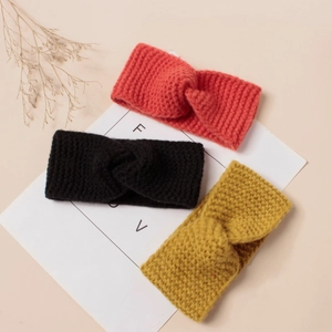 Lot de trois bandeaux tricotés torsadés pour enfants en rouge-orange, noir et jaune moutarde