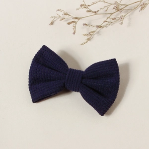 Détail d'une barrette à cheveux nœud papillon en velours côtelé violet pour filles