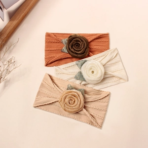 Drei weiche Baby-Stirnbänder aus Jacquard-Nylon mit zarten Stoffrosen im Detail