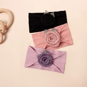 Drei Jacquard Baby-Stirnbänder aus Nylon mit 3D-Blumen in Schwarz, Rosa und Lila