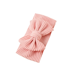 Bandeau bébé côtelé rose corail élastique avec un grand nœud texturé pour nourrisson