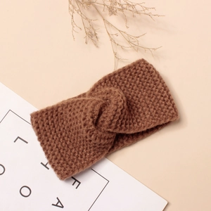 Gros plan du bandeau en maille torsadée marron avec laine texturée et décor