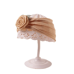 Elastisches Jacquard Baby Stirnband mit Seidenrose auf weißem Schaufensterpuppenkopf