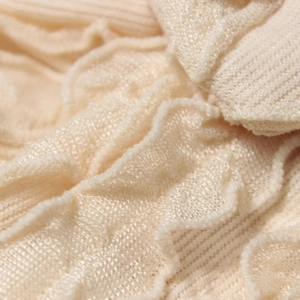 Cappello a turbante in maglia beige crema per neonati con dettagli a balze