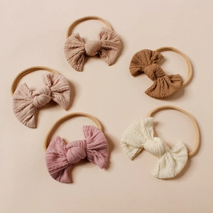 Detailansicht von 5er-Set Baby-Stirnbändern mit Jacquard-Strickschleifen und Nylonband
