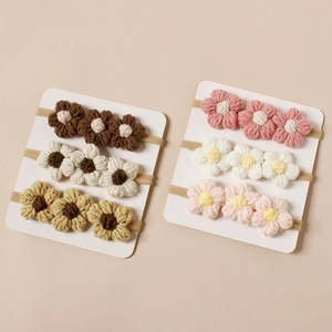 Dettaglio di fasce per capelli con fiori all'uncinetto per neonati in due set di colori