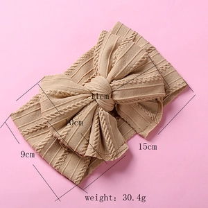 Détail du bandeau bébé en tricot jacquard montrant la largeur de 9cm et la texture