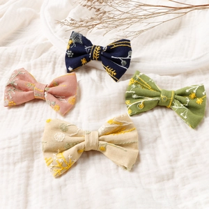 Lot de quatre nœuds à cheveux brodés en coton et lin aux motifs floraux pour filles